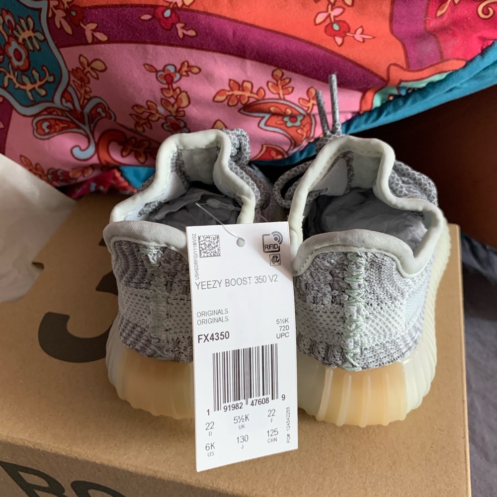 Baby yezzy size 6K